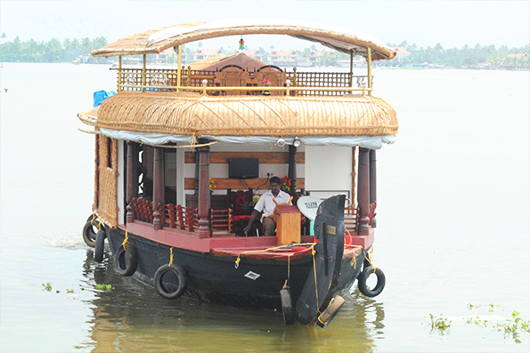 houseboat tourism